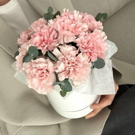 Розовые диантусы с эвкалиптом в коробке