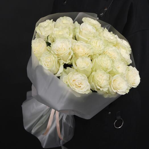 21 белая роза Мондиаль в матовом оформлении
