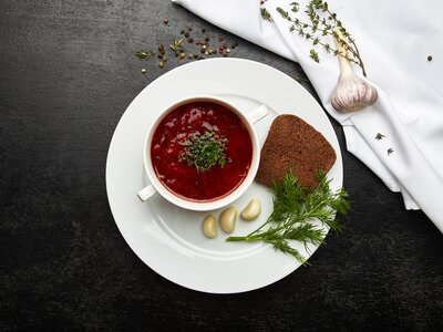 Борщ с говядиной и сметаной