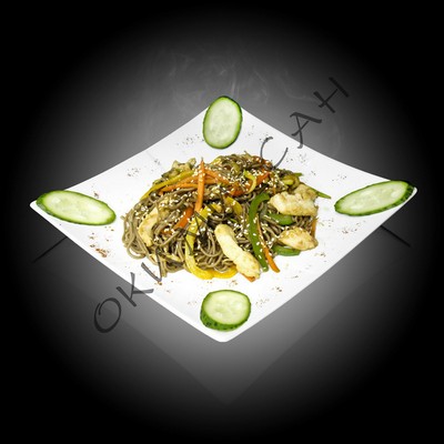 Гречневая лапша с курицей и овощами