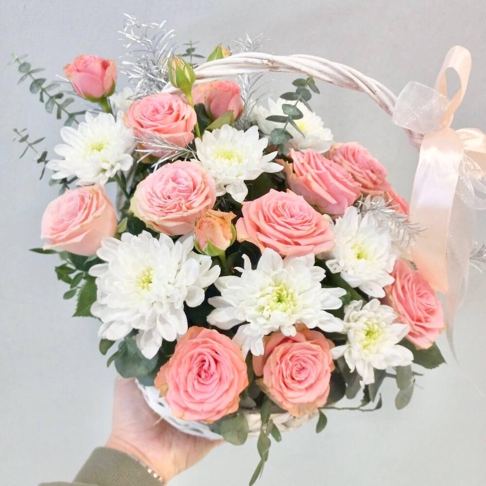 Композиция «Снежинка» из роз , хризантем и эвкалипта