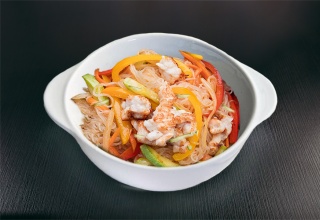 Салат фунчоза с овощами и курицей