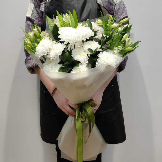 Белоснежные хризантемы с альстромерией