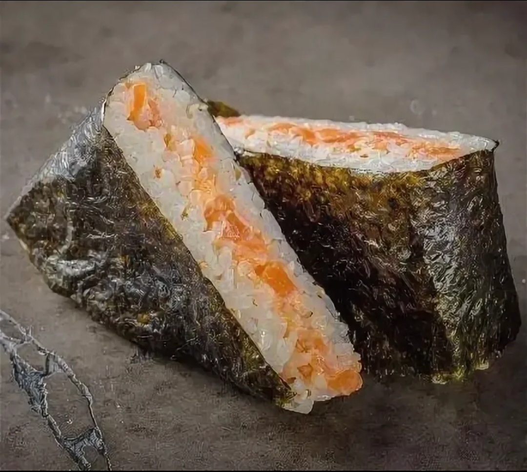 Онигири с лососем