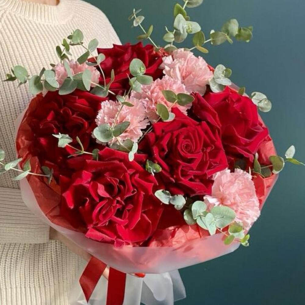 Яркие франц.розы с ажурными диантусами