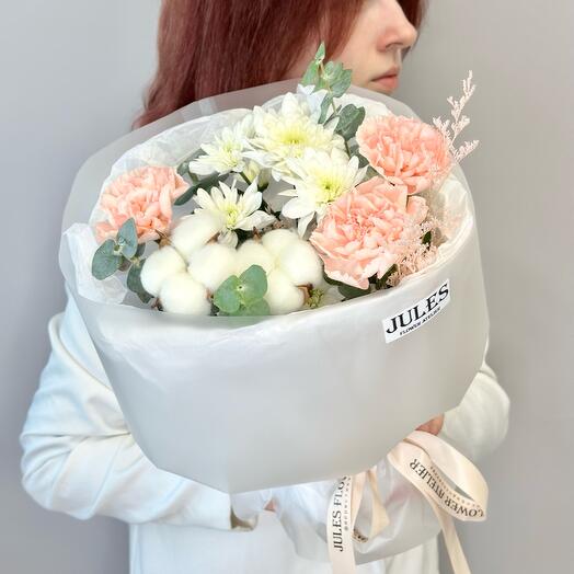 «Пудинг»композиция из диантусов,эвкалипта,хлопка и кустовой хризантемы с лимониумом