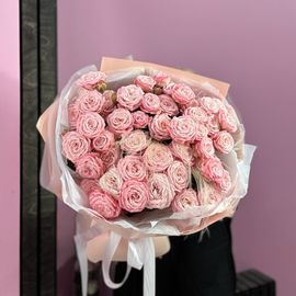 Пионовидные розы со стифой