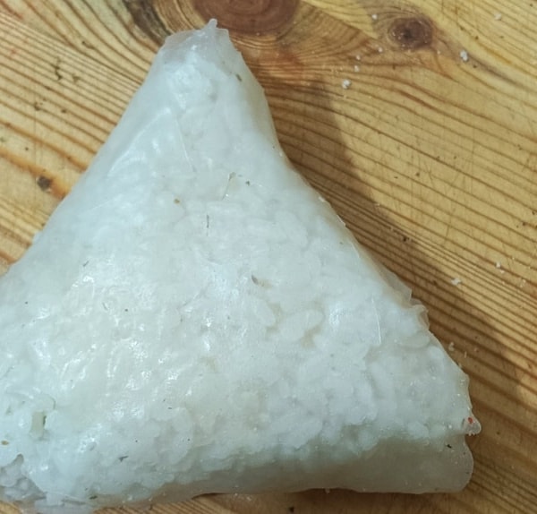 Онигири в рисовой бумаге с курицей