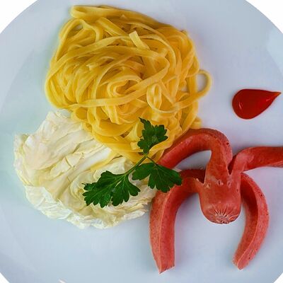 Сосиска-осьминожка с макаронами
