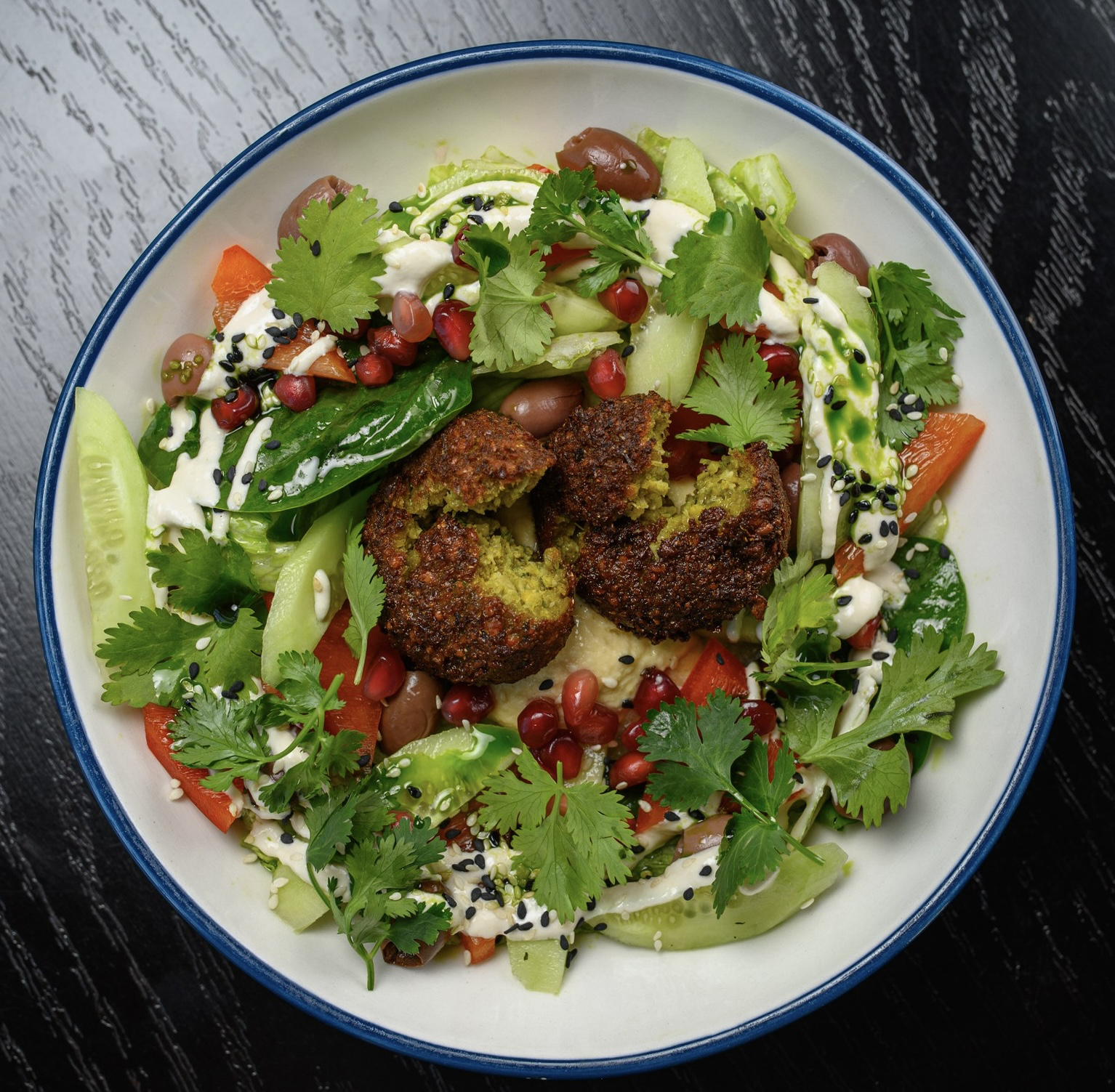 Салат с хумусом, фалафелем и тхиной