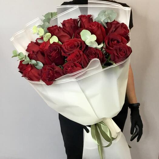 25 роз бордо Эквадор с эвкалиптом