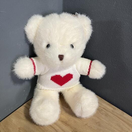 Мишка плюшевый в свитере сердце