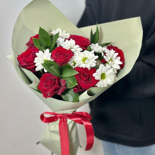 Розы с рускусом и хризантемой