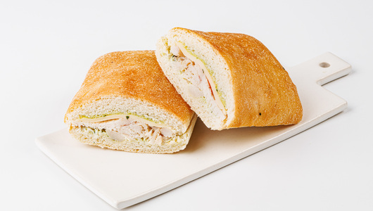 На гриле: Чиабатта с куриным филе и соусом "Песто"