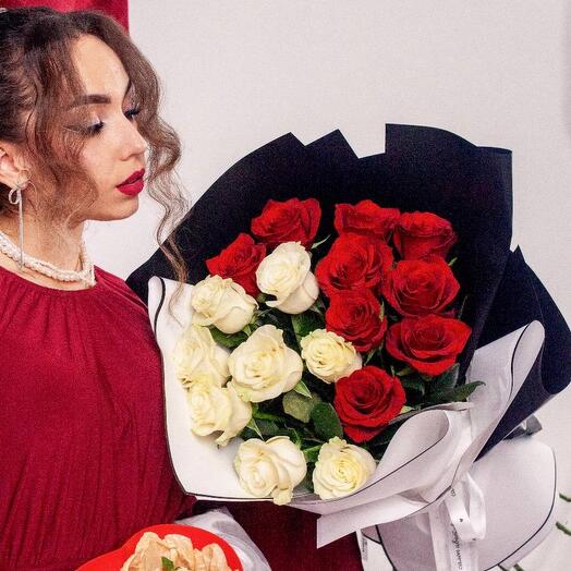 Букет «Контрасты» из премиальных эквадорских роз