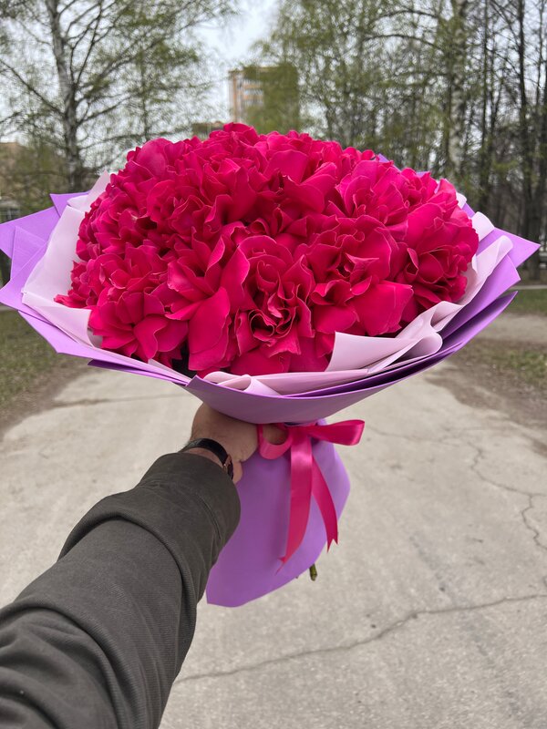 Букет из 13 французских роз в корейской пленке