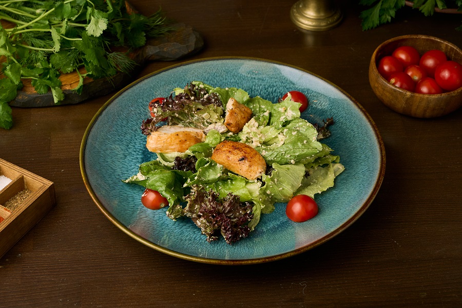 Салат с курицей и копченым сулугуни