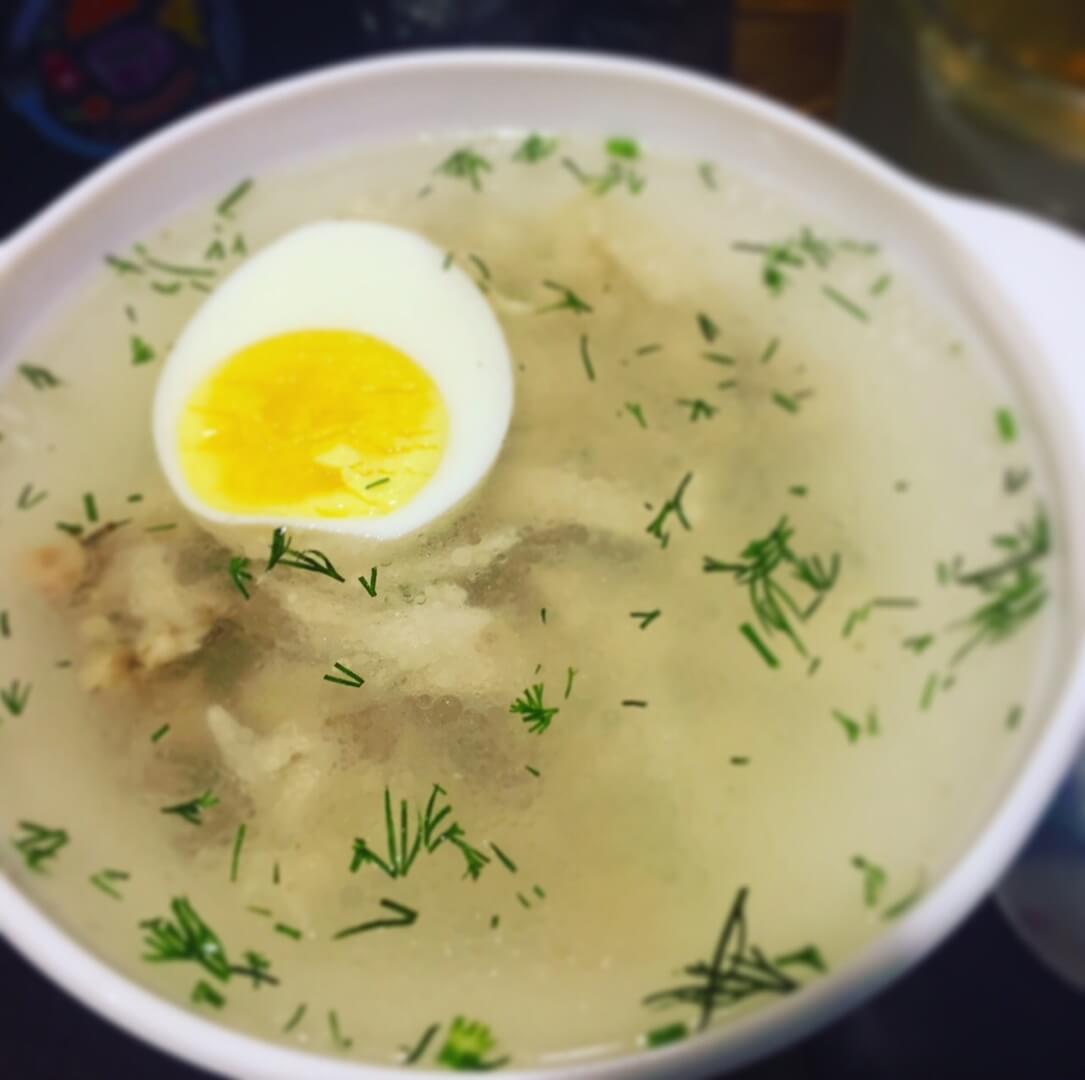 Куриный бульон с рисом и яйцом