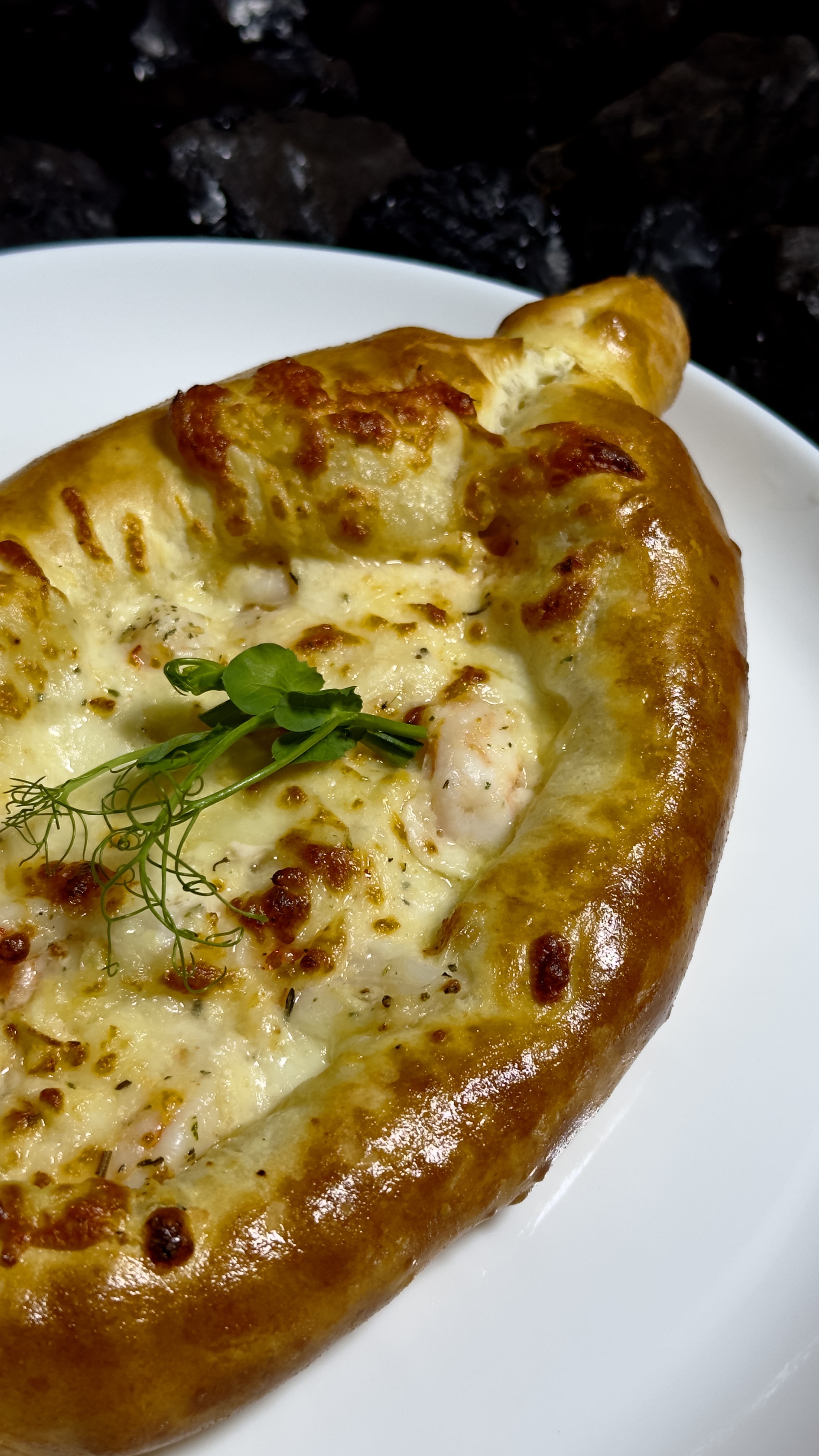 Хачапури с креветками и сливками 