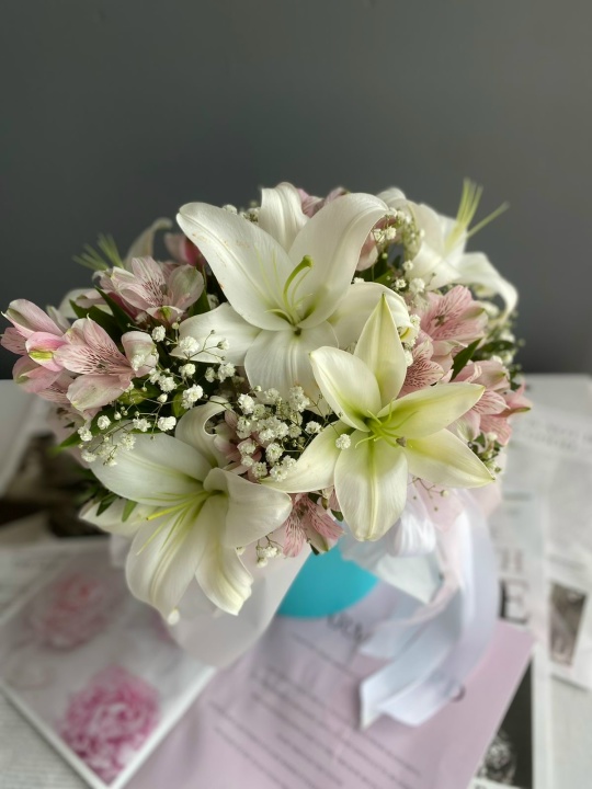 Прекрасная ароматная композиция с розами и альстромерией