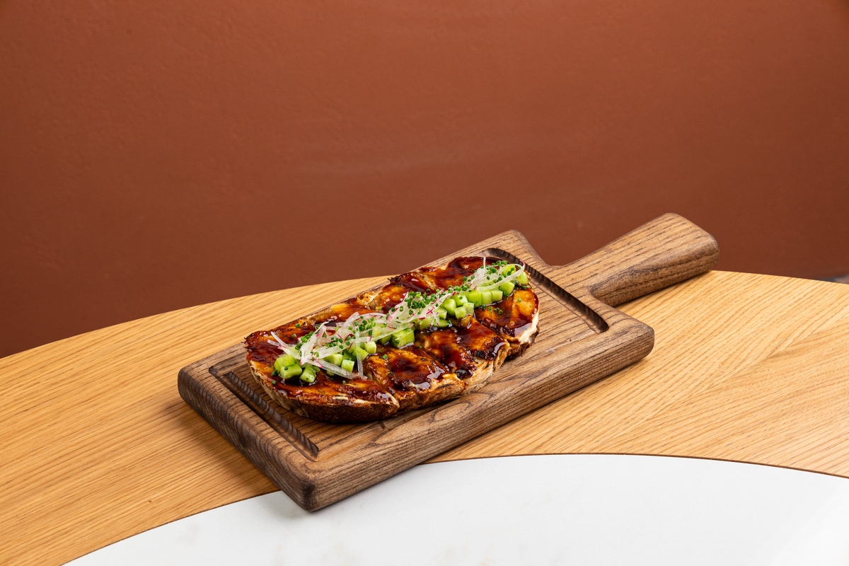 Копченый угорь, творожный сыр, редис