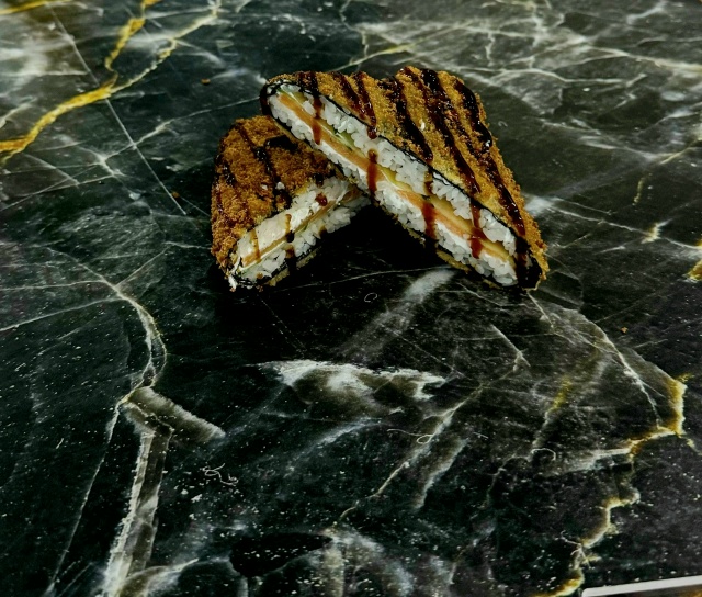 Сэндвич-ролл с курицей и помидором