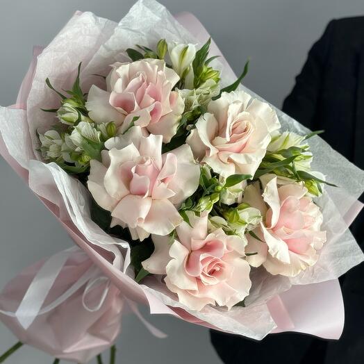 Букет розы и альстромерии для мамы