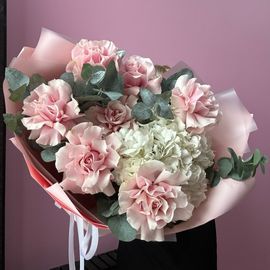 Гортензия с французскими розами