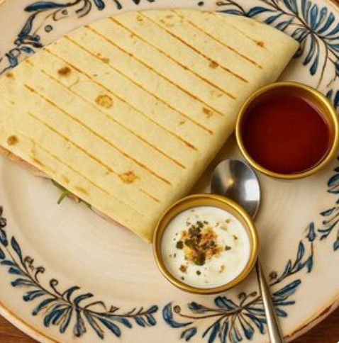 Кесадилья с курицей, соусом чеддер, соусом хабанеро и йогуртом