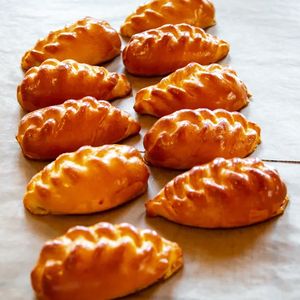 Лукошко пирожков с капустой