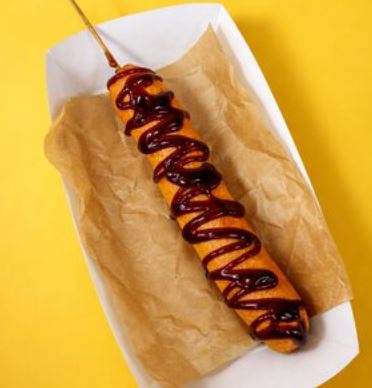 Корн-дог классический с соусом