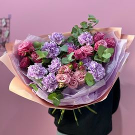 Пионовидные кустовые розы с лунными диантусами