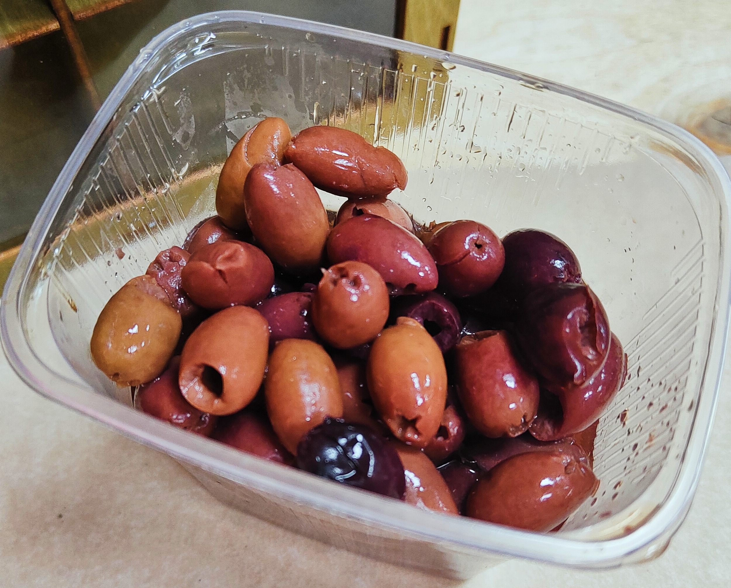 Оливки каламата с косточкой.
