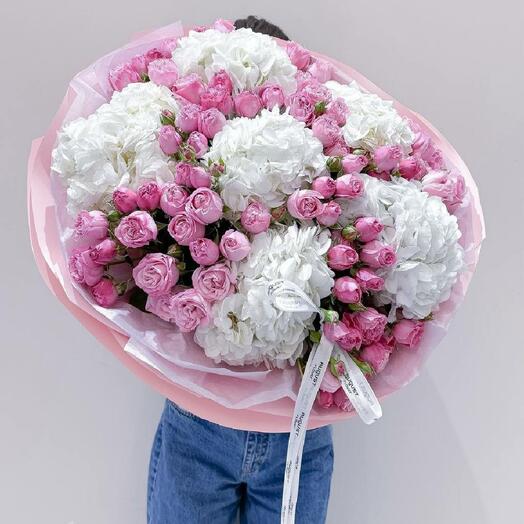 Букет из гортензий и розовых гипсофил