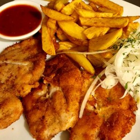 Куриный шницель с картофелем фри