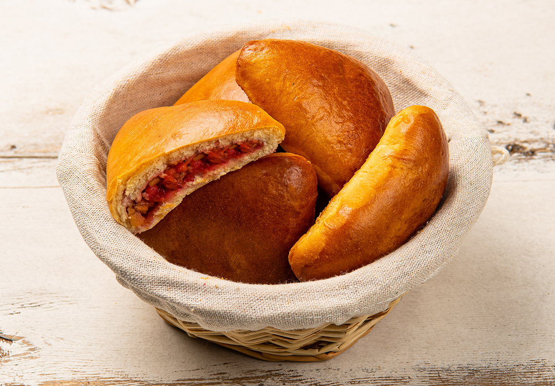 Пирожок с яблоком и брусникой