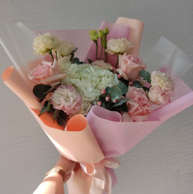Букет с гортензией,розами и эустомой