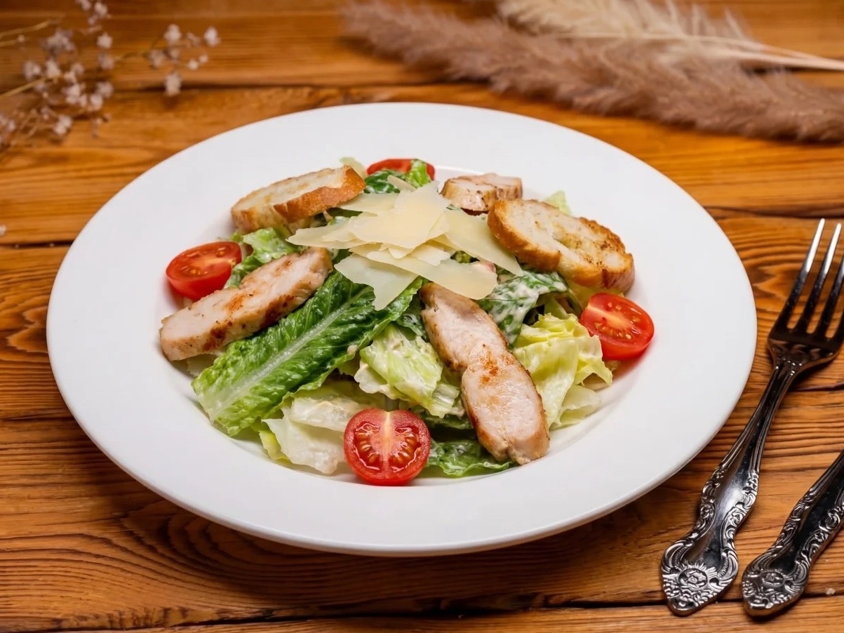 Салат Цезарь с курицей