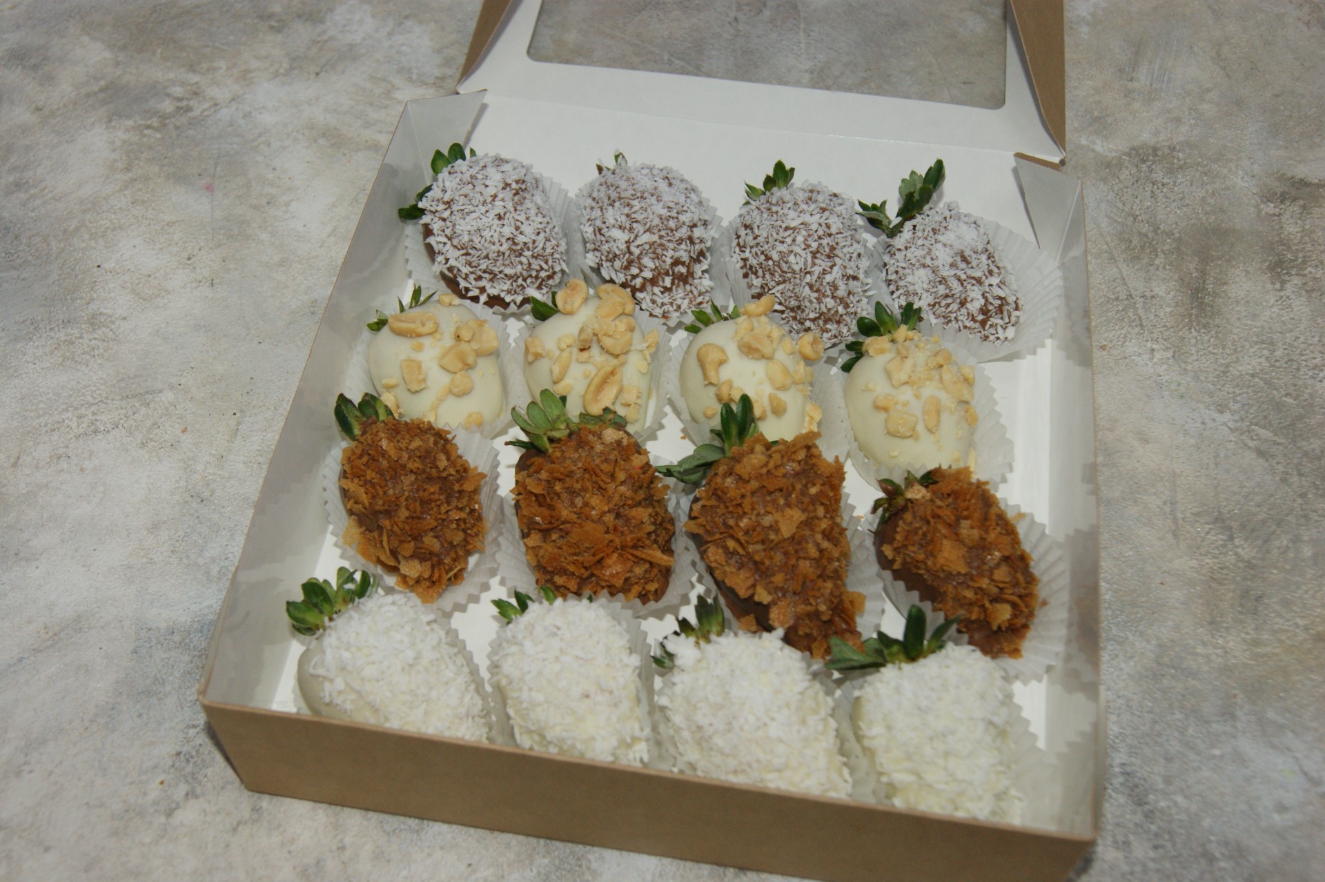 Клубника в белом и молочном шоколаде