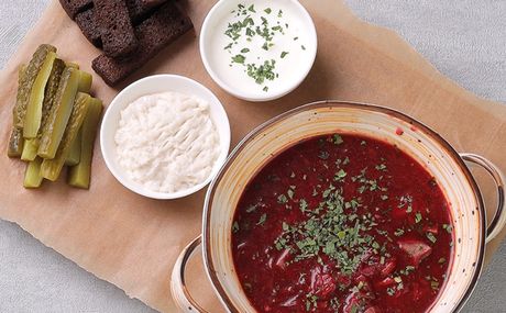 Густой сытный борщ с ржаными гренками, смальцем и солёными огурчиками