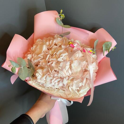 Розовая гортензия с эвкалиптом