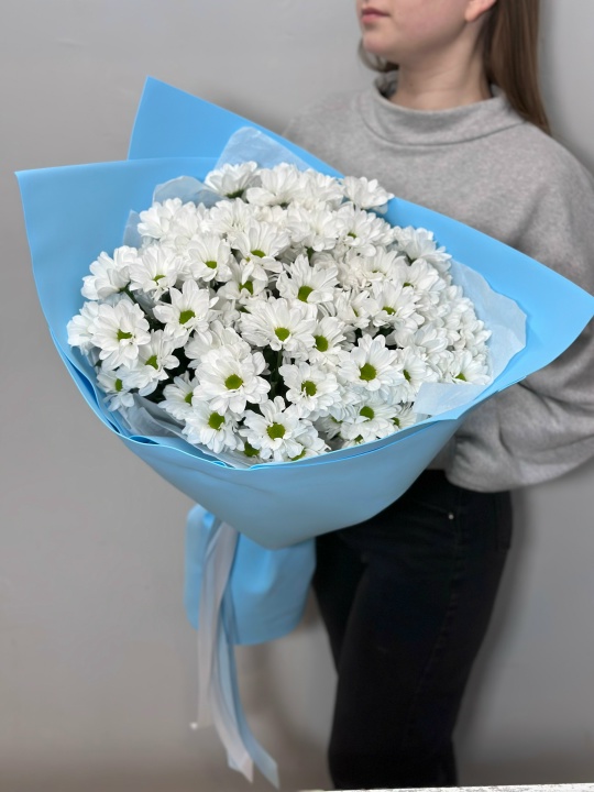 Букет из ромашек хризантем в голубом оформлении
