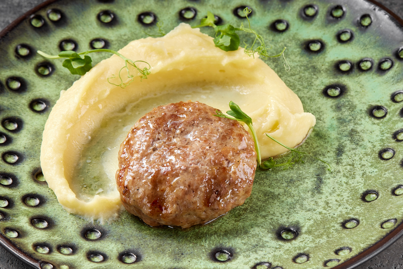 Рубленый бифштекс из свинины с картофельным пюре