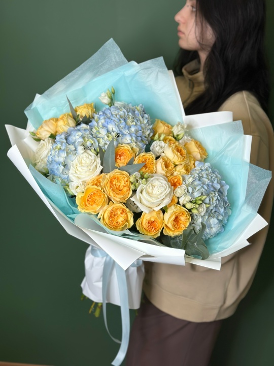 Гортензии с кустовыми пионовидными розами и белыми эквадорскими розами с эвкалиптом и эустомой