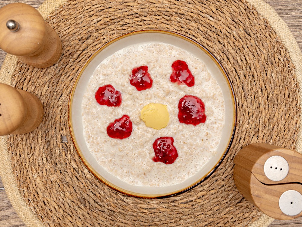 Овсяная каша с сезонной ягодой