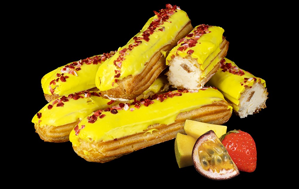 Эклеры с манго, клубникой и маракуйей