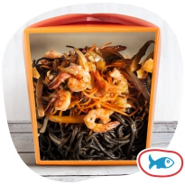Черная лапша с креветками и кальмаром