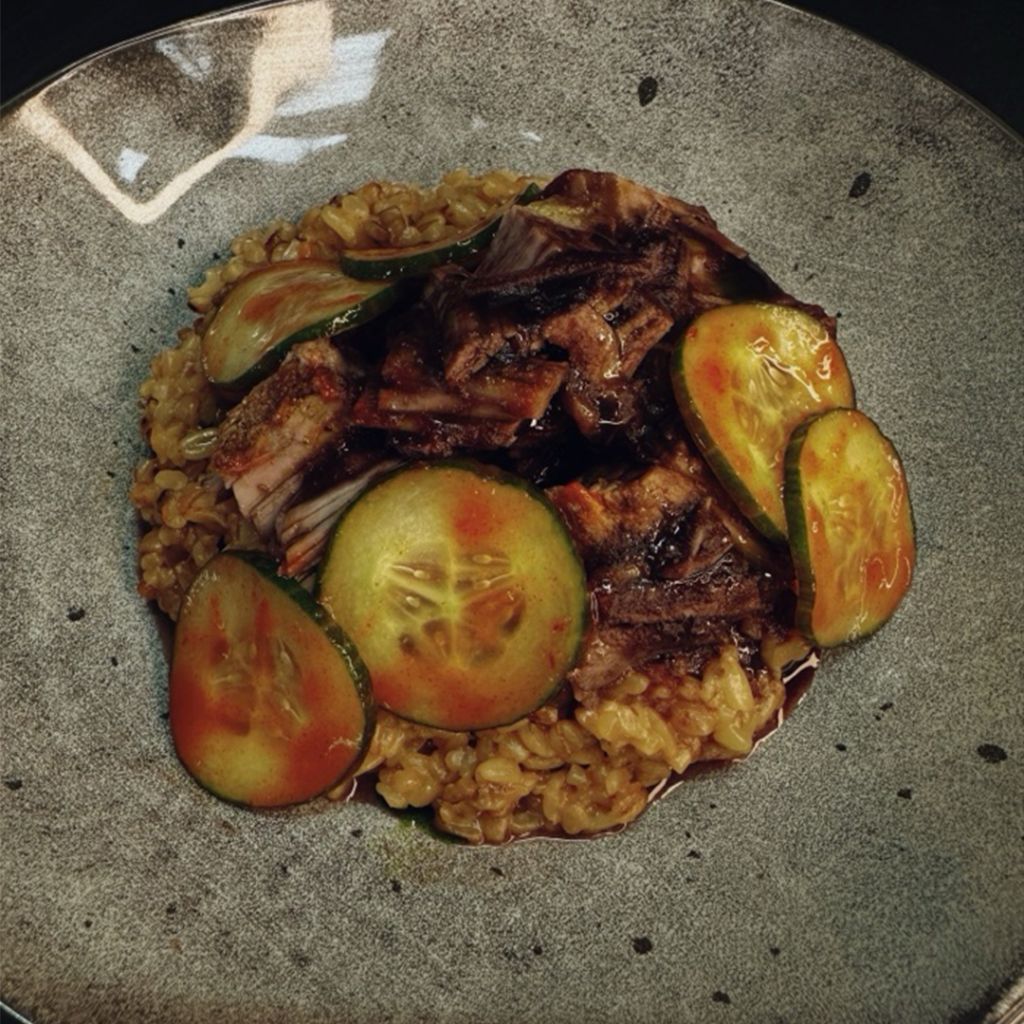 Томленая свинина с соусом Red Demi и сливочным булгуром