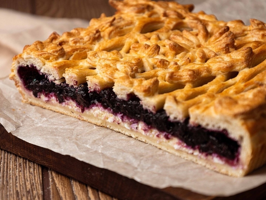 Пирог из слоеного теста творожный с черникой 1кг