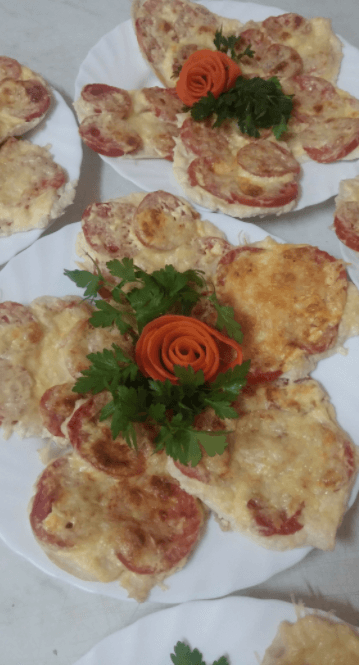Куриная отбивная помидором и сыром